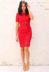 kırmızı elbise altına hangi renk ayakkabı giyilir